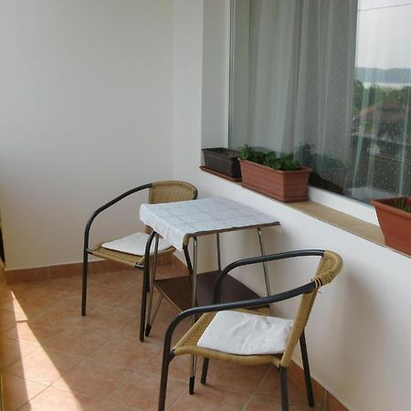 Liliom Apartments Balatonfuered Rum bild