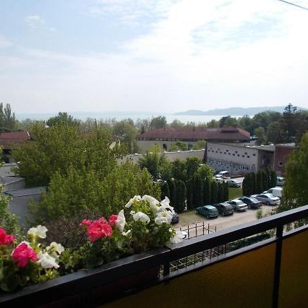 Liliom Apartments Balatonfuered Exteriör bild