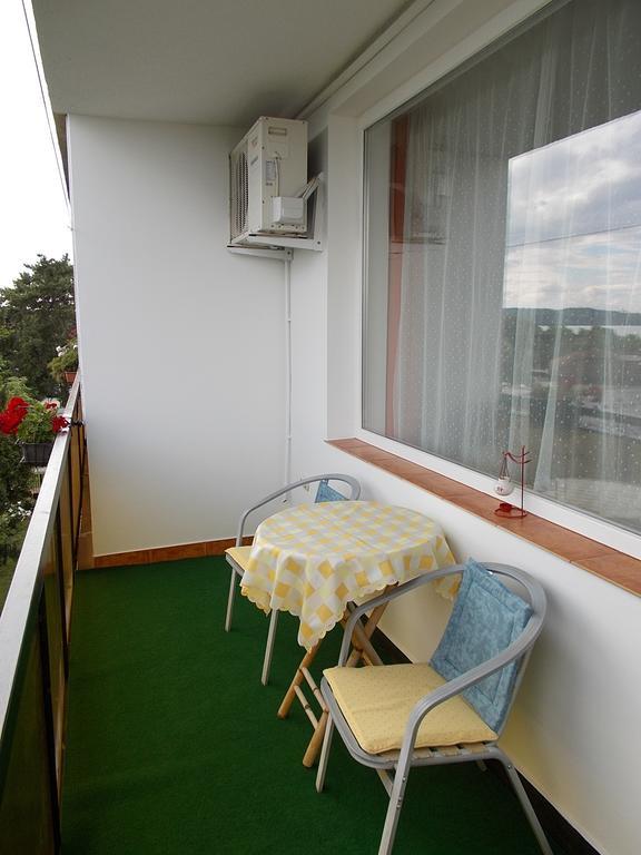 Liliom Apartments Balatonfuered Rum bild