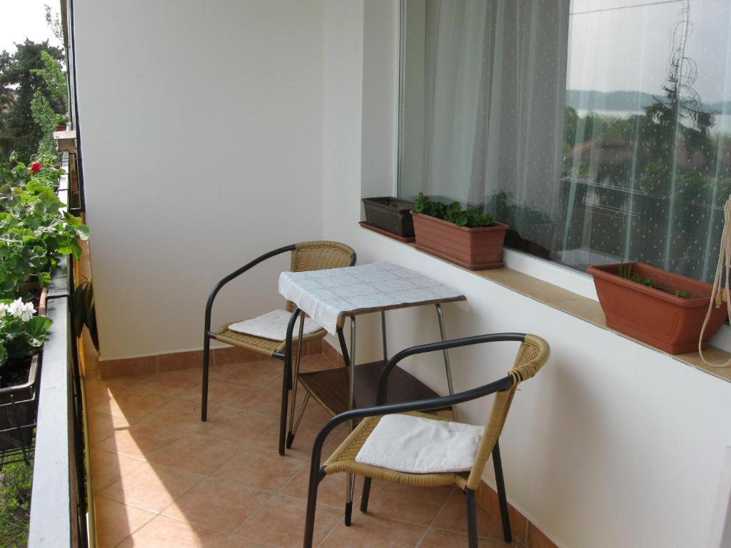 Liliom Apartments Balatonfuered Rum bild